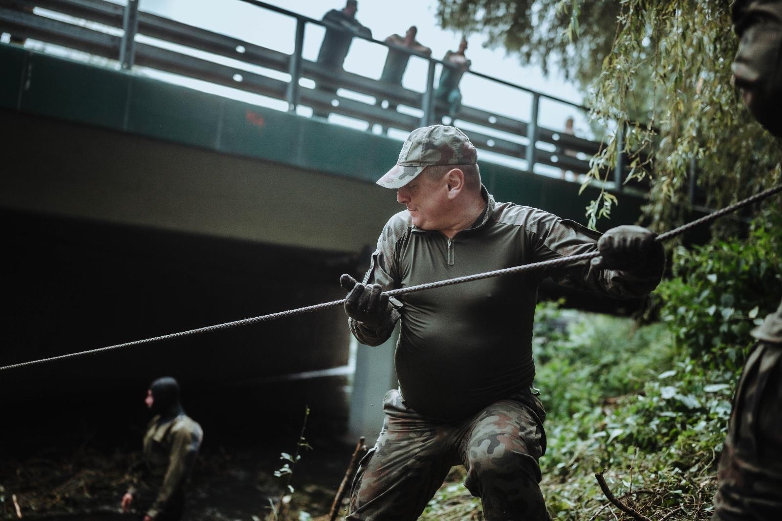Zdjęcie w galerii na portalu naszraciborz.pl: Żołnierze 13. Śląskiej Brygady Obrony Terytorialnej kolejną dobę walczą z żywiołem wiadomości z regionu
