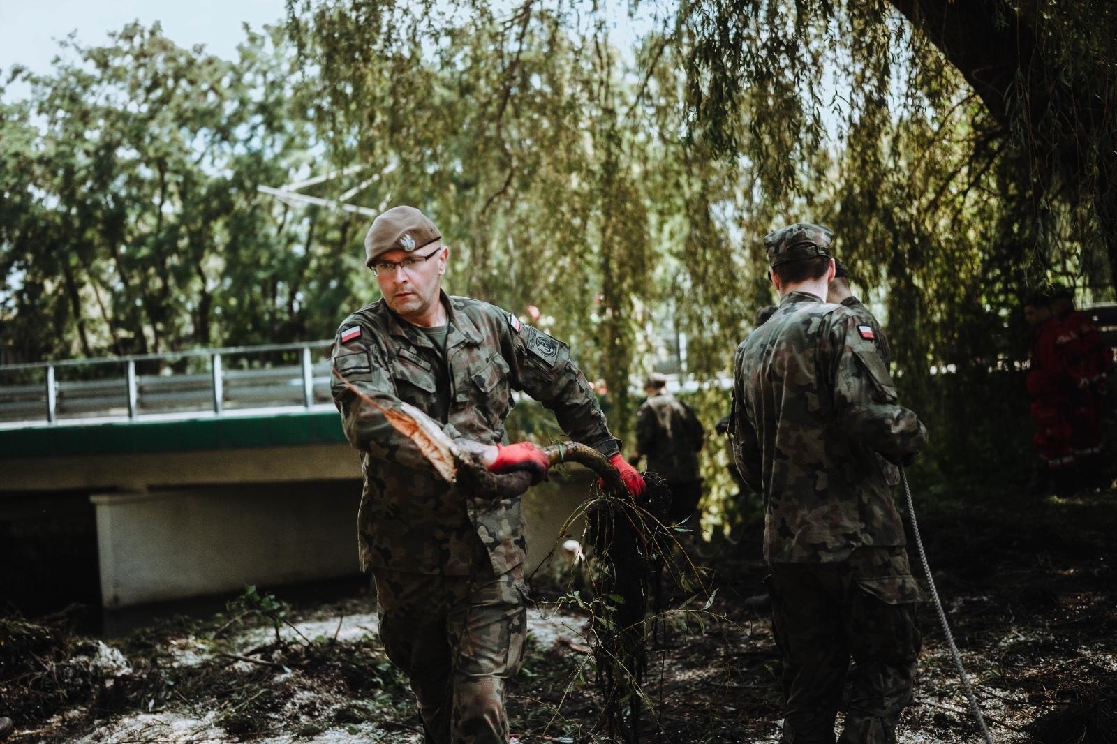 Zdjęcie w galerii na portalu naszraciborz.pl: Żołnierze 13. Śląskiej Brygady Obrony Terytorialnej kolejną dobę walczą z żywiołem wiadomości z regionu