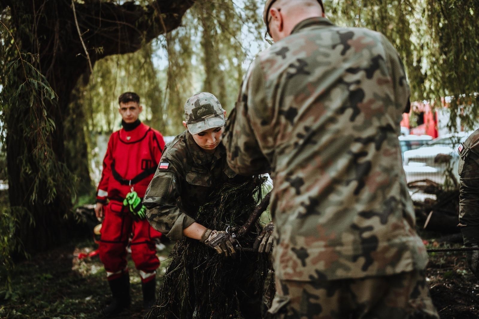 Zdjęcie w galerii na portalu naszraciborz.pl: Żołnierze 13. Śląskiej Brygady Obrony Terytorialnej kolejną dobę walczą z żywiołem wiadomości z regionu