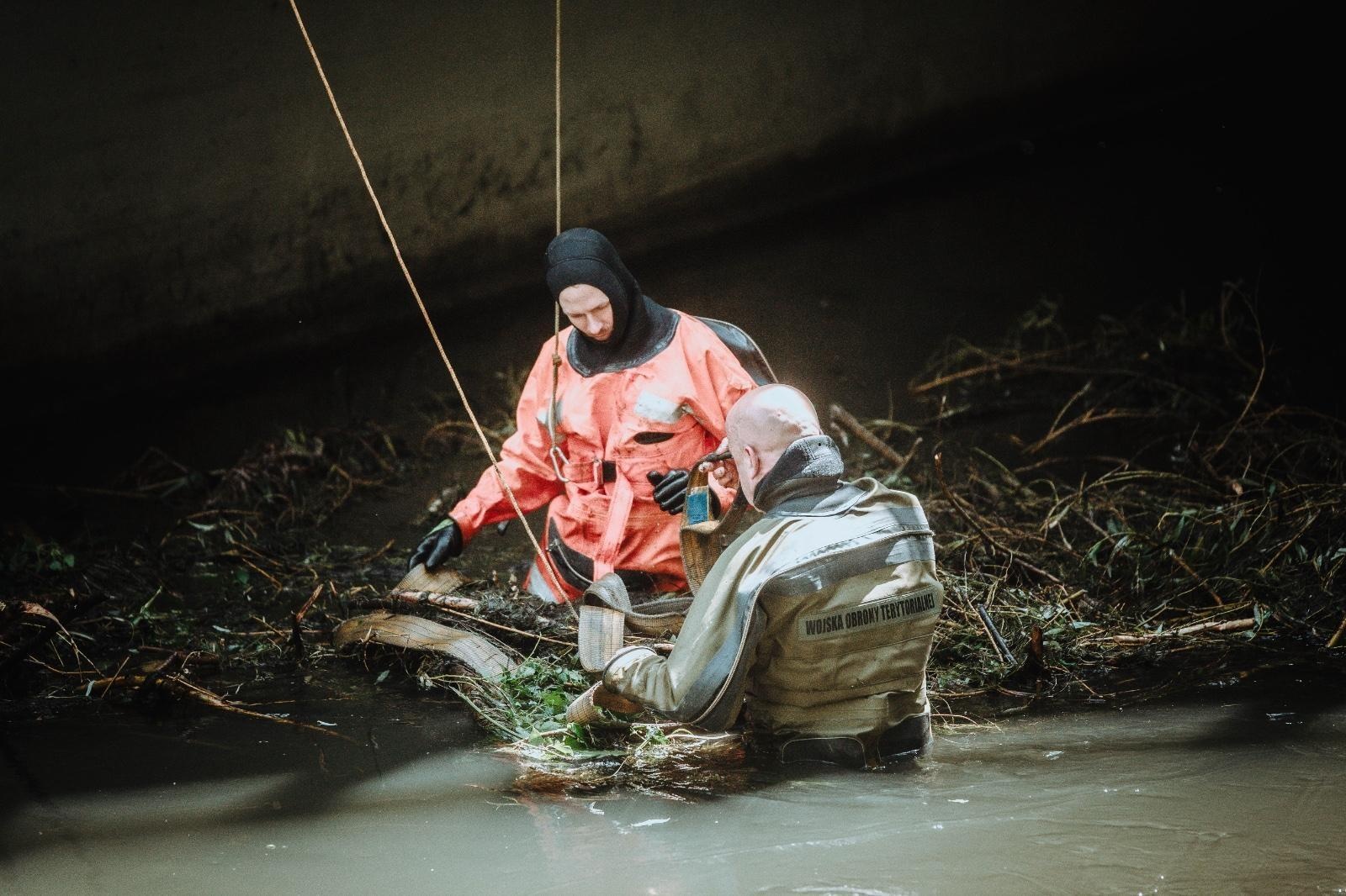 Zdjęcie w galerii na portalu naszraciborz.pl: Żołnierze 13. Śląskiej Brygady Obrony Terytorialnej kolejną dobę walczą z żywiołem wiadomości z regionu