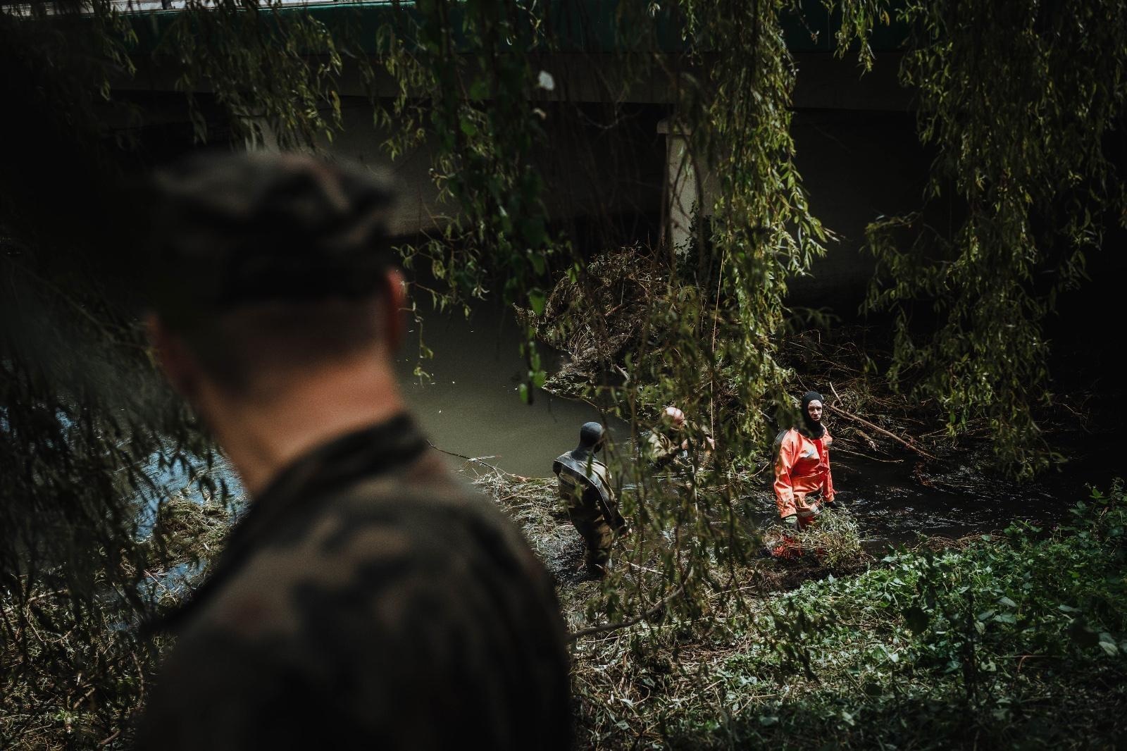 Zdjęcie w galerii na portalu naszraciborz.pl: Żołnierze 13. Śląskiej Brygady Obrony Terytorialnej kolejną dobę walczą z żywiołem wiadomości z regionu