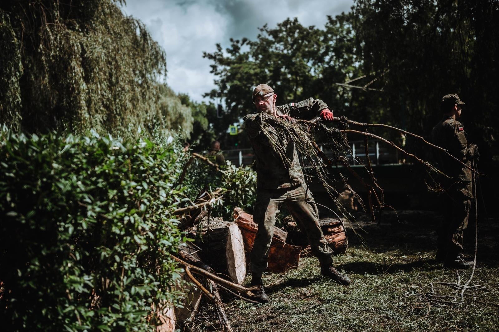 Zdjęcie w galerii na portalu naszraciborz.pl: Żołnierze 13. Śląskiej Brygady Obrony Terytorialnej kolejną dobę walczą z żywiołem wiadomości z regionu