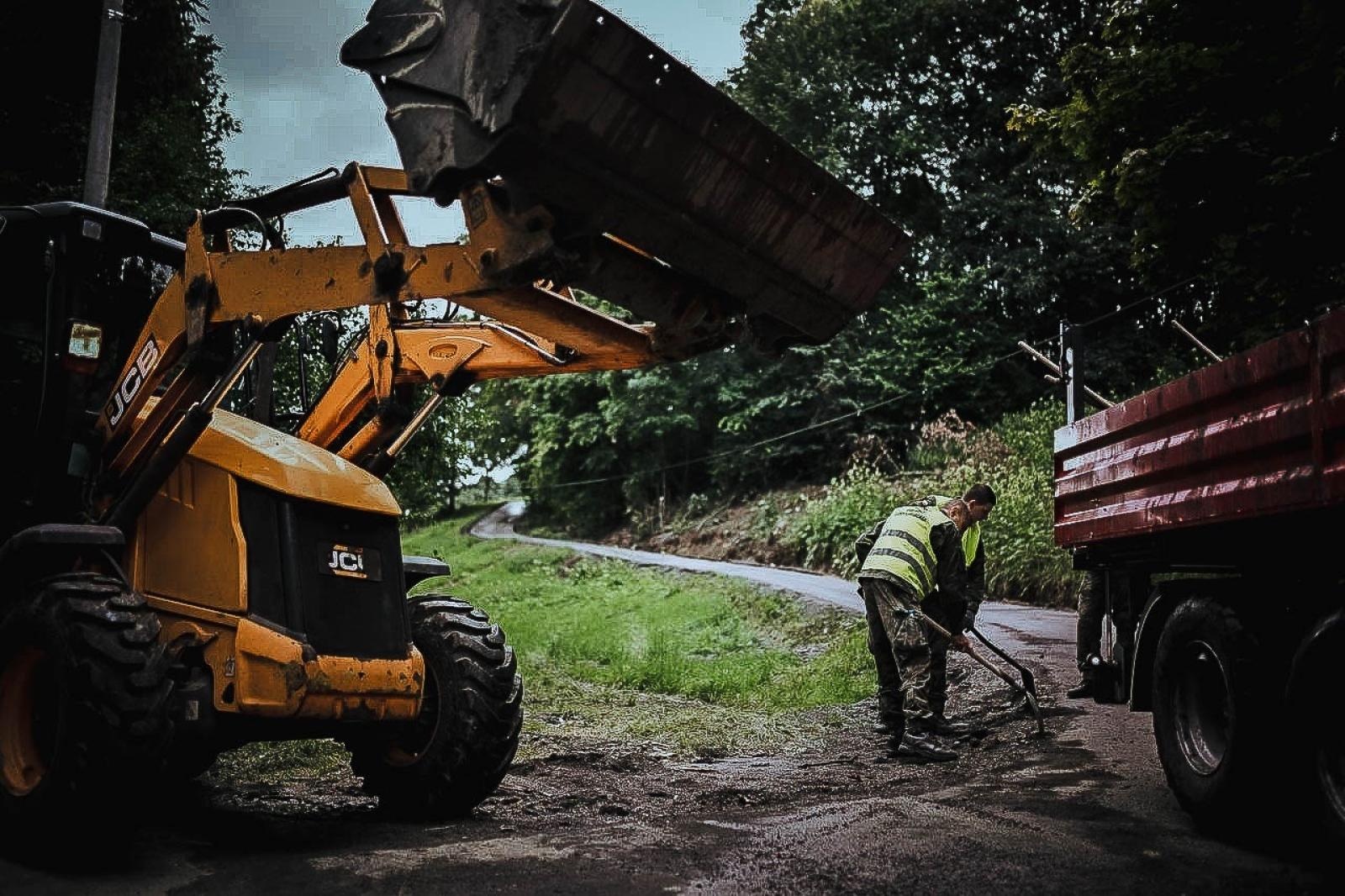 Zdjęcie w galerii na portalu naszraciborz.pl: Żołnierze 13. Śląskiej Brygady Obrony Terytorialnej kolejną dobę walczą z żywiołem wiadomości z regionu