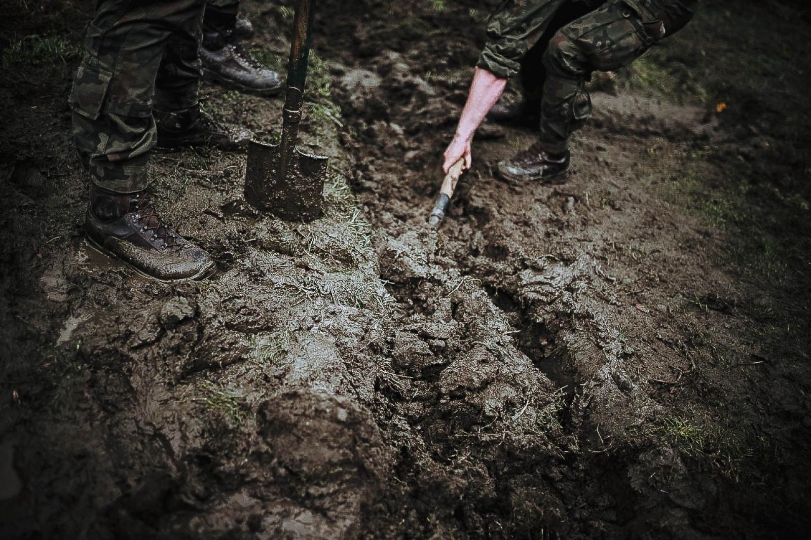 Zdjęcie w galerii na portalu naszraciborz.pl: Żołnierze 13. Śląskiej Brygady Obrony Terytorialnej kolejną dobę walczą z żywiołem wiadomości z regionu