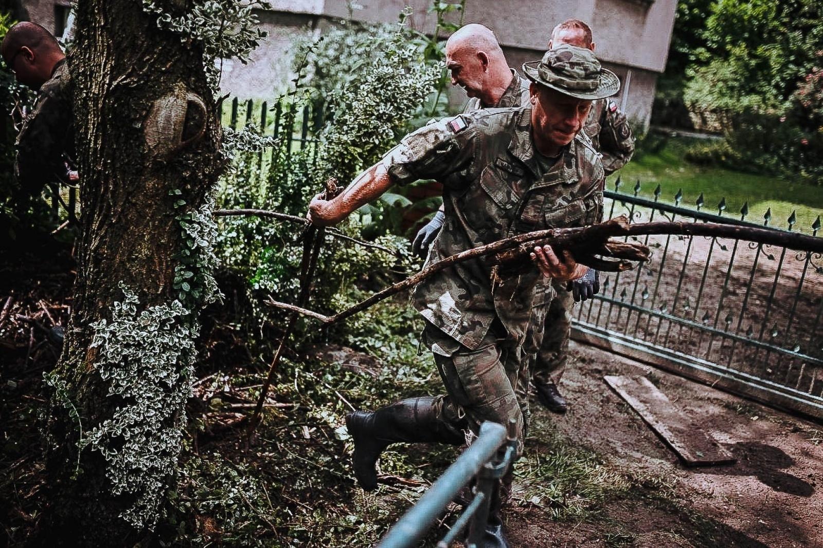 Zdjęcie w galerii na portalu naszraciborz.pl: Żołnierze 13. Śląskiej Brygady Obrony Terytorialnej kolejną dobę walczą z żywiołem wiadomości z regionu