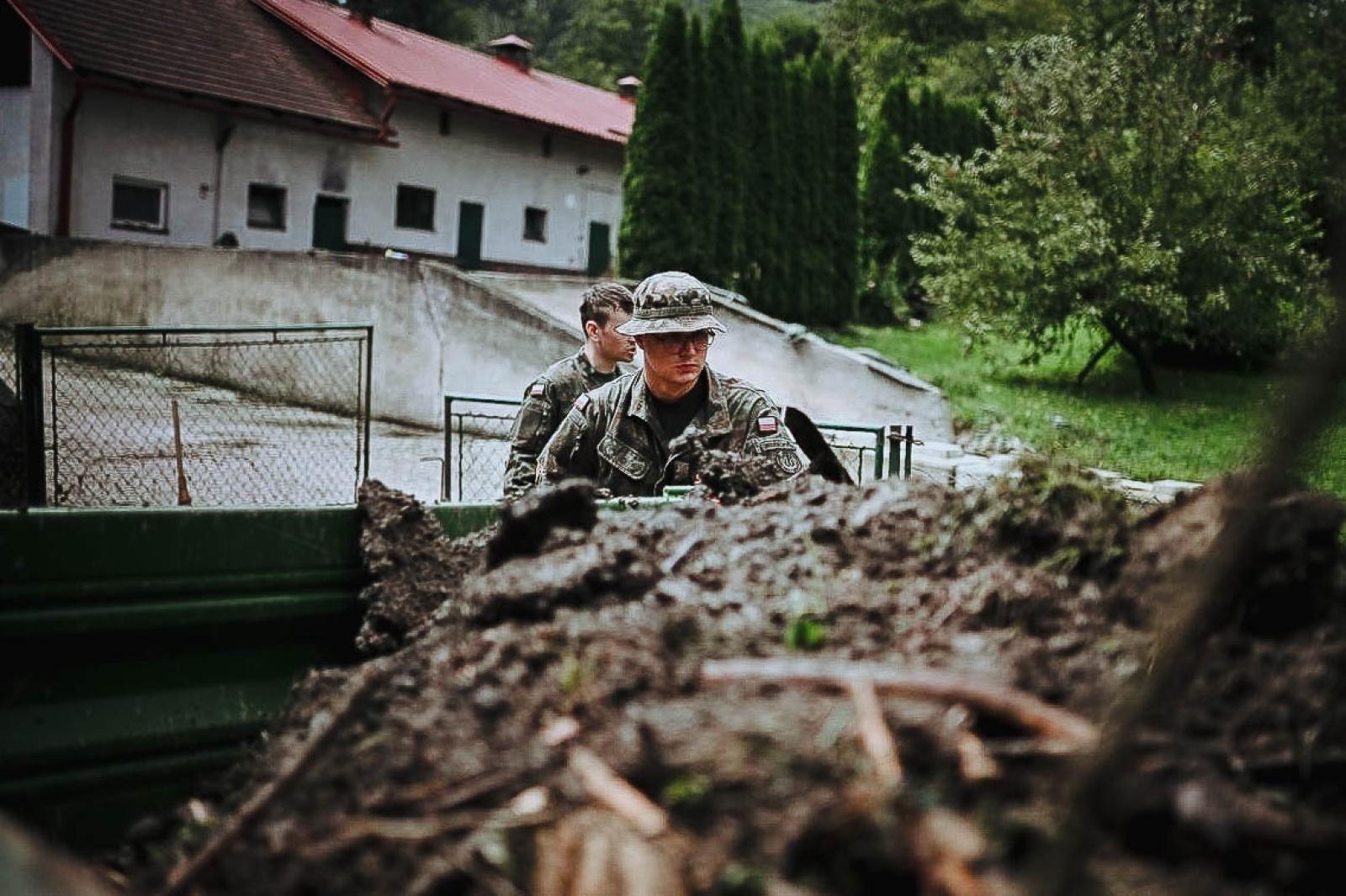 Zdjęcie w galerii na portalu naszraciborz.pl: Żołnierze 13. Śląskiej Brygady Obrony Terytorialnej kolejną dobę walczą z żywiołem wiadomości z regionu