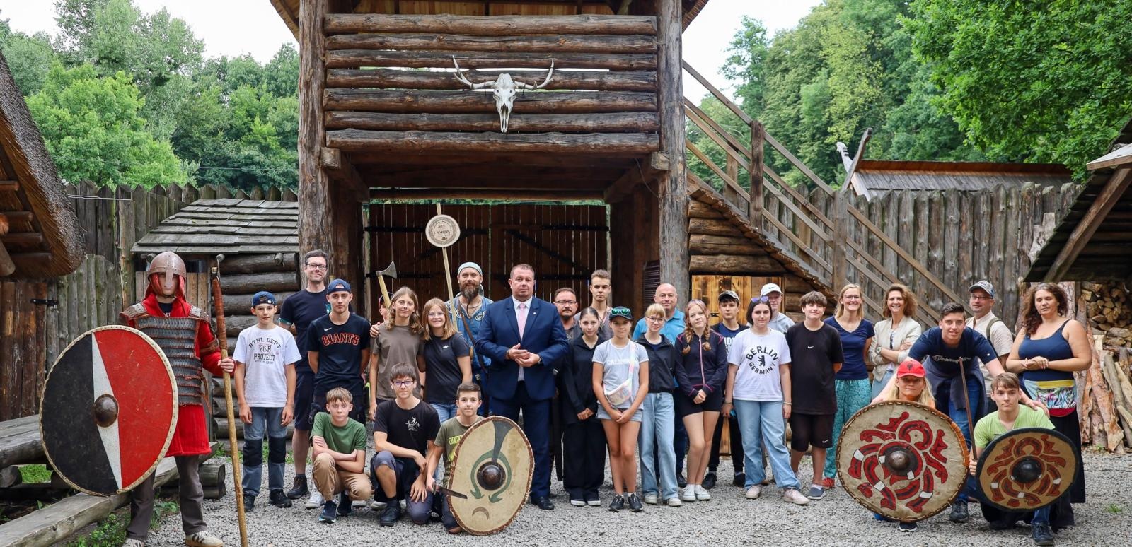 Zdjęcie w galerii na portalu naszraciborz.pl: Skok w czasie pod okiem starosty. Trwa międzynarodowy Camp Together na raciborskim grodzie wiadomości z regionu
