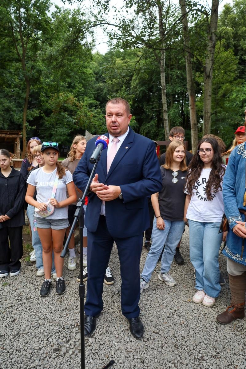 Zdjęcie w galerii na portalu naszraciborz.pl: Skok w czasie pod okiem starosty. Trwa międzynarodowy Camp Together na raciborskim grodzie wiadomości z regionu