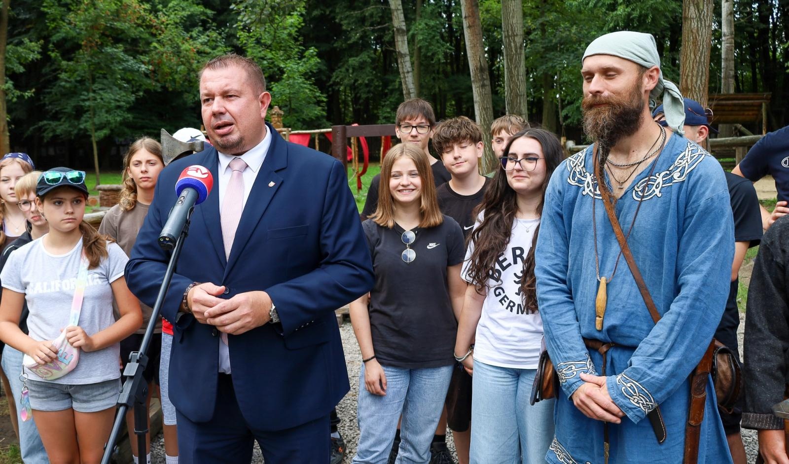 Zdjęcie w galerii na portalu naszraciborz.pl: Skok w czasie pod okiem starosty. Trwa międzynarodowy Camp Together na raciborskim grodzie wiadomości z regionu