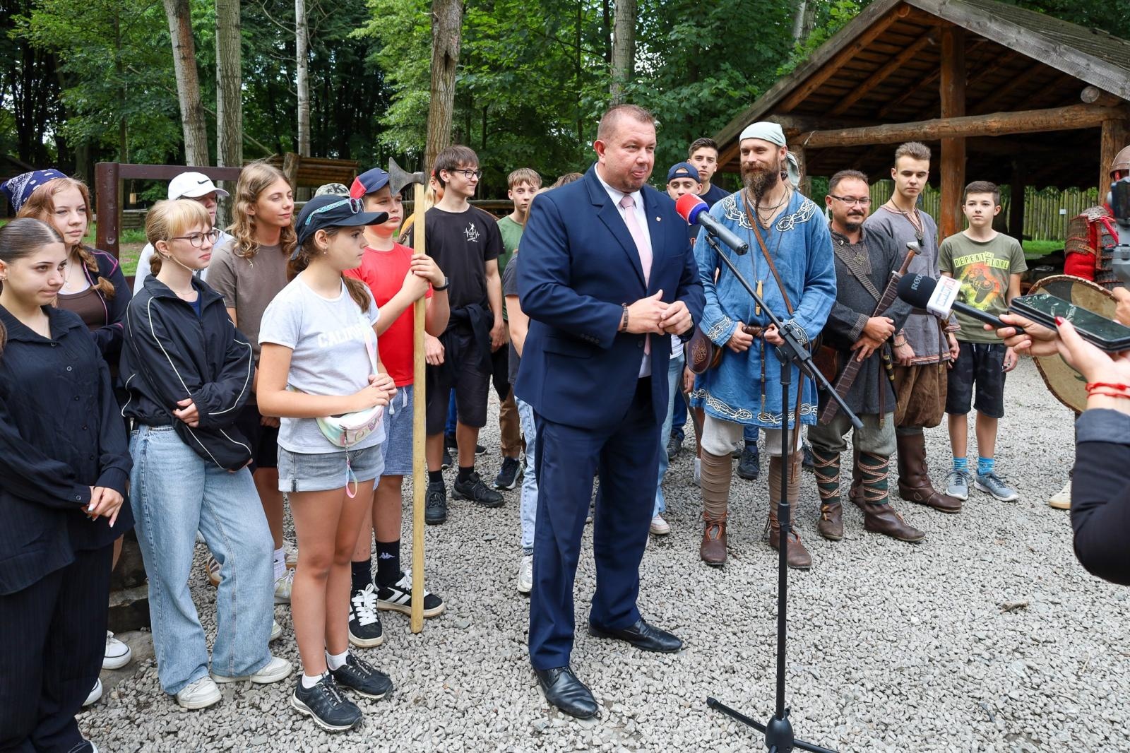 Zdjęcie w galerii na portalu naszraciborz.pl: Skok w czasie pod okiem starosty. Trwa międzynarodowy Camp Together na raciborskim grodzie wiadomości z regionu