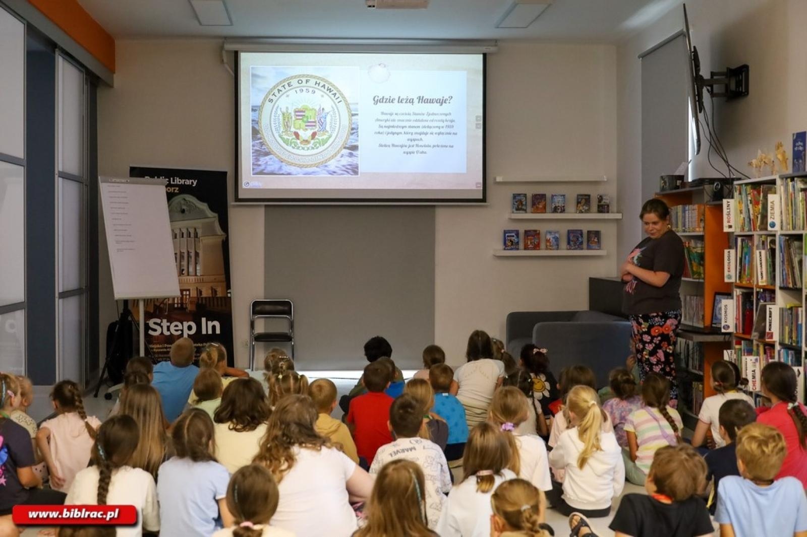 Zdjęcie w galerii na portalu naszraciborz.pl: Z Disneyem dookoła świata. Aloha z biblioteki! wiadomości z regionu