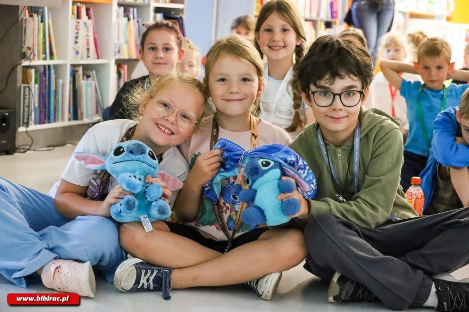 Zdjęcie w galerii na portalu naszraciborz.pl: Z Disneyem dookoła świata. Aloha z biblioteki! wiadomości z regionu