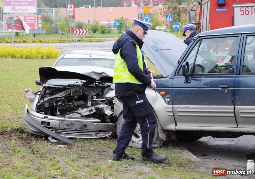 Zdjęcie w galerii na portalu naszraciborz.pl: Kierowca uciekł z miejsca wypadku wiadomości z regionu
