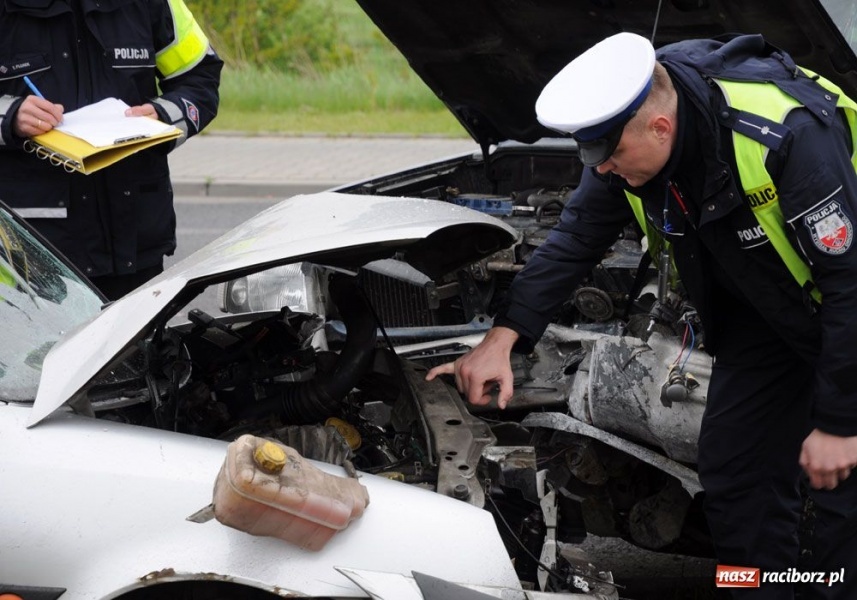 Zdjęcie w galerii na portalu naszraciborz.pl: Kierowca uciekł z miejsca wypadku wiadomości z regionu