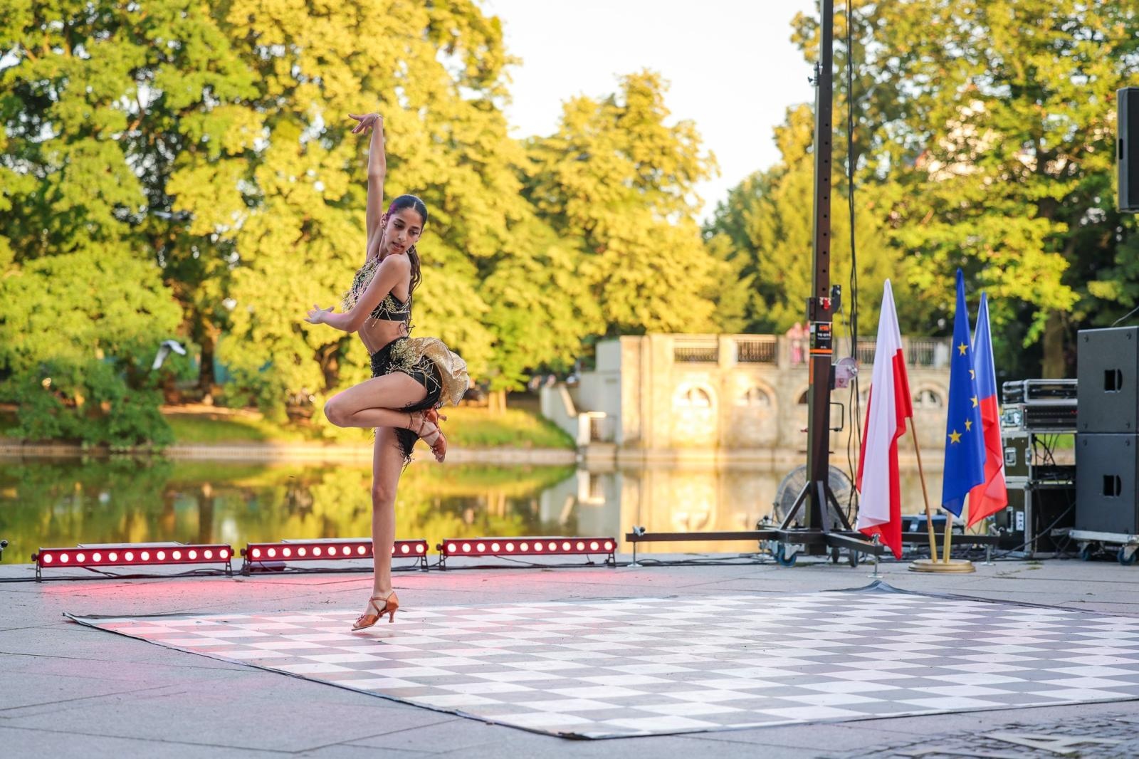 Zdjęcie w galerii na portalu naszraciborz.pl: Potańcówka w Parku Roth na BIS! Raciborskie Centrum Kultury podsumowało polsko-czeski projekt INTERREG wiadomości z regionu