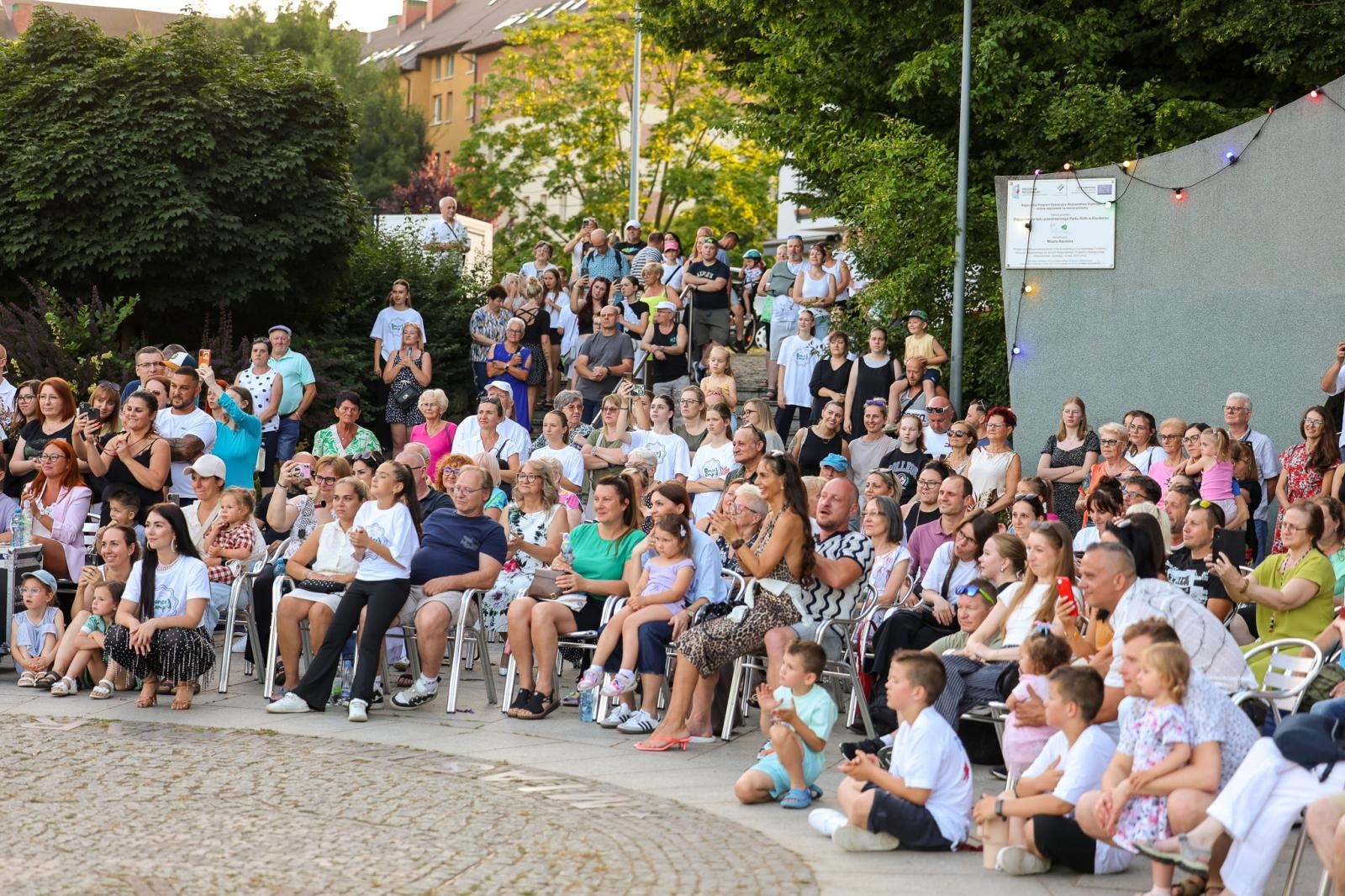 Zdjęcie w galerii na portalu naszraciborz.pl: Potańcówka w Parku Roth na BIS! Raciborskie Centrum Kultury podsumowało polsko-czeski projekt INTERREG wiadomości z regionu