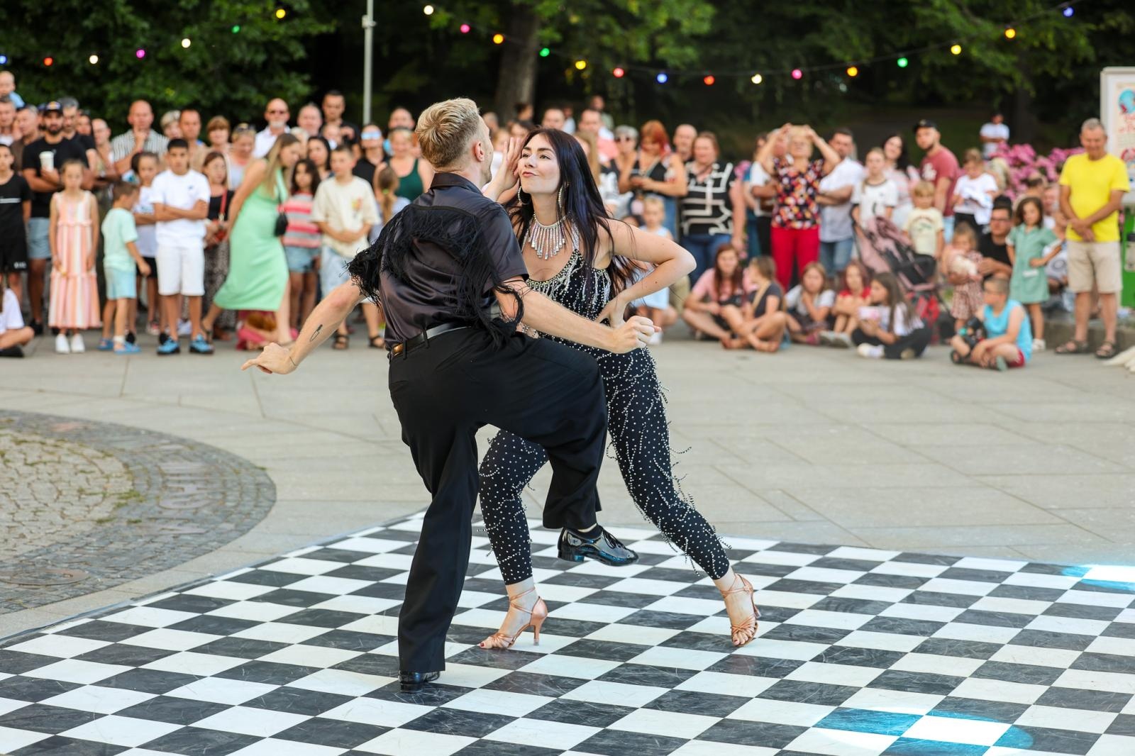Zdjęcie w galerii na portalu naszraciborz.pl: Potańcówka w Parku Roth na BIS! Raciborskie Centrum Kultury podsumowało polsko-czeski projekt INTERREG wiadomości z regionu