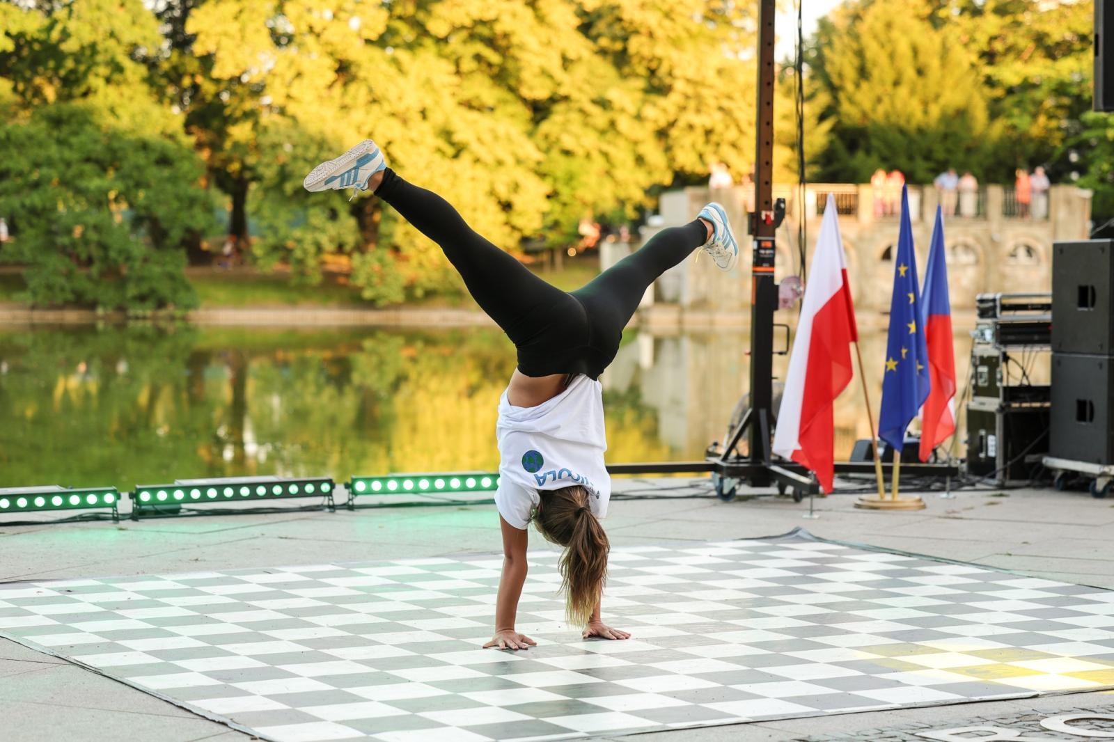 Zdjęcie w galerii na portalu naszraciborz.pl: Potańcówka w Parku Roth na BIS! Raciborskie Centrum Kultury podsumowało polsko-czeski projekt INTERREG wiadomości z regionu