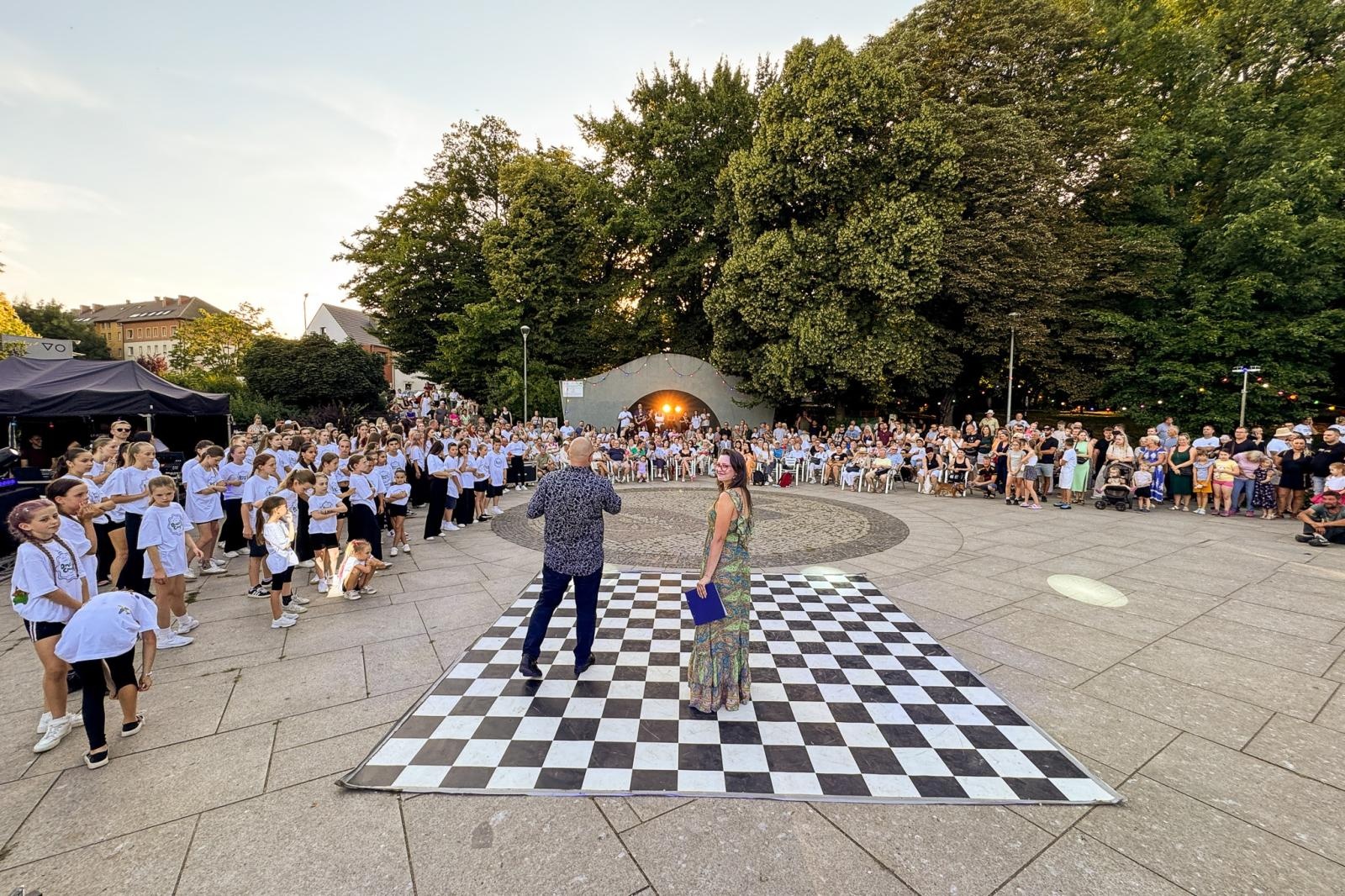 Zdjęcie w galerii na portalu naszraciborz.pl: Potańcówka w Parku Roth na BIS! Raciborskie Centrum Kultury podsumowało polsko-czeski projekt INTERREG wiadomości z regionu