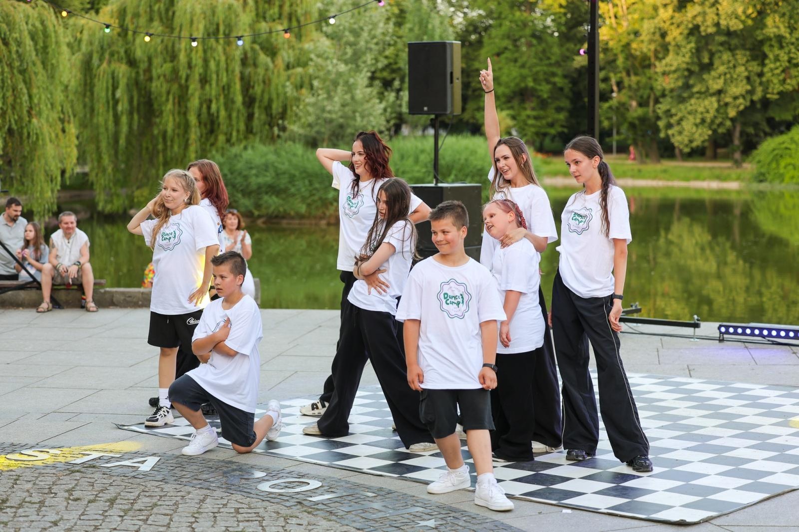Zdjęcie w galerii na portalu naszraciborz.pl: Potańcówka w Parku Roth na BIS! Raciborskie Centrum Kultury podsumowało polsko-czeski projekt INTERREG wiadomości z regionu