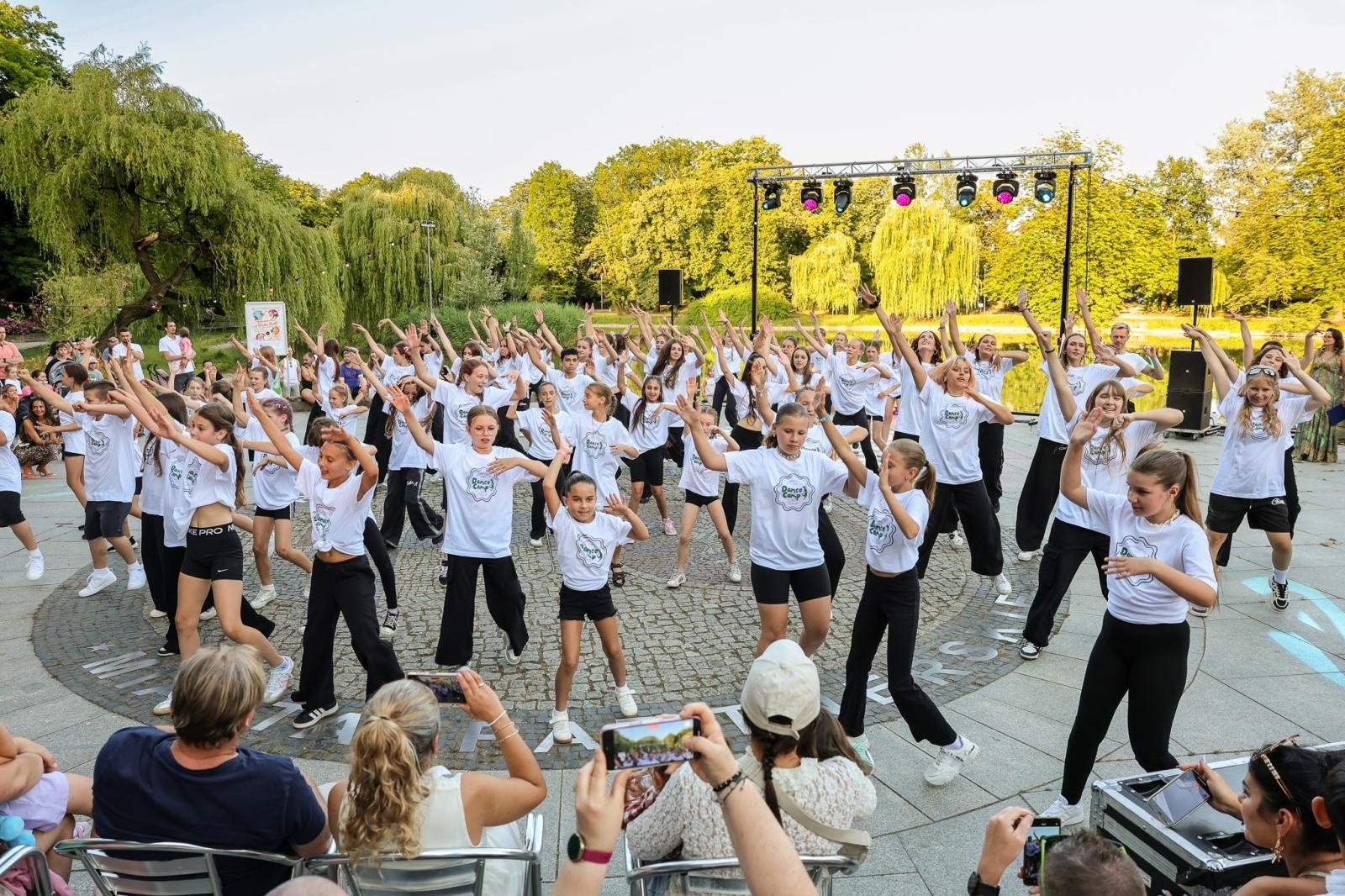 Zdjęcie w galerii na portalu naszraciborz.pl: Potańcówka w Parku Roth na BIS! Raciborskie Centrum Kultury podsumowało polsko-czeski projekt INTERREG wiadomości z regionu