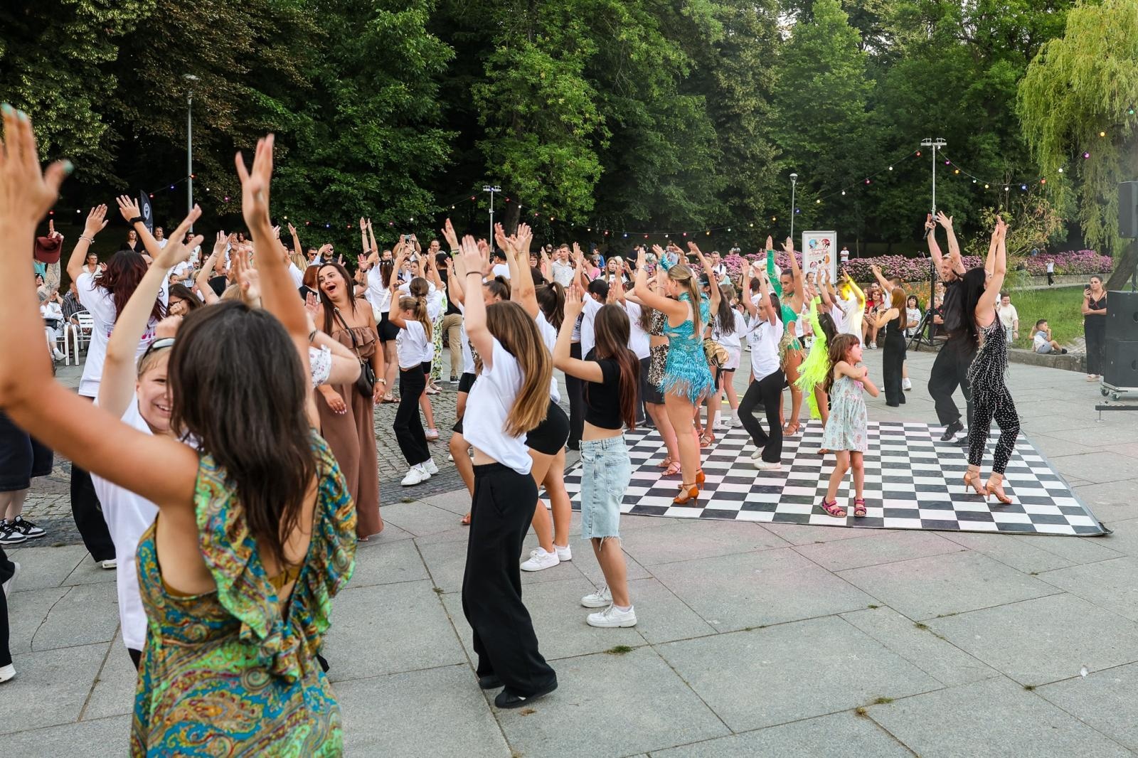 Zdjęcie w galerii na portalu naszraciborz.pl: Potańcówka w Parku Roth na BIS! Raciborskie Centrum Kultury podsumowało polsko-czeski projekt INTERREG wiadomości z regionu