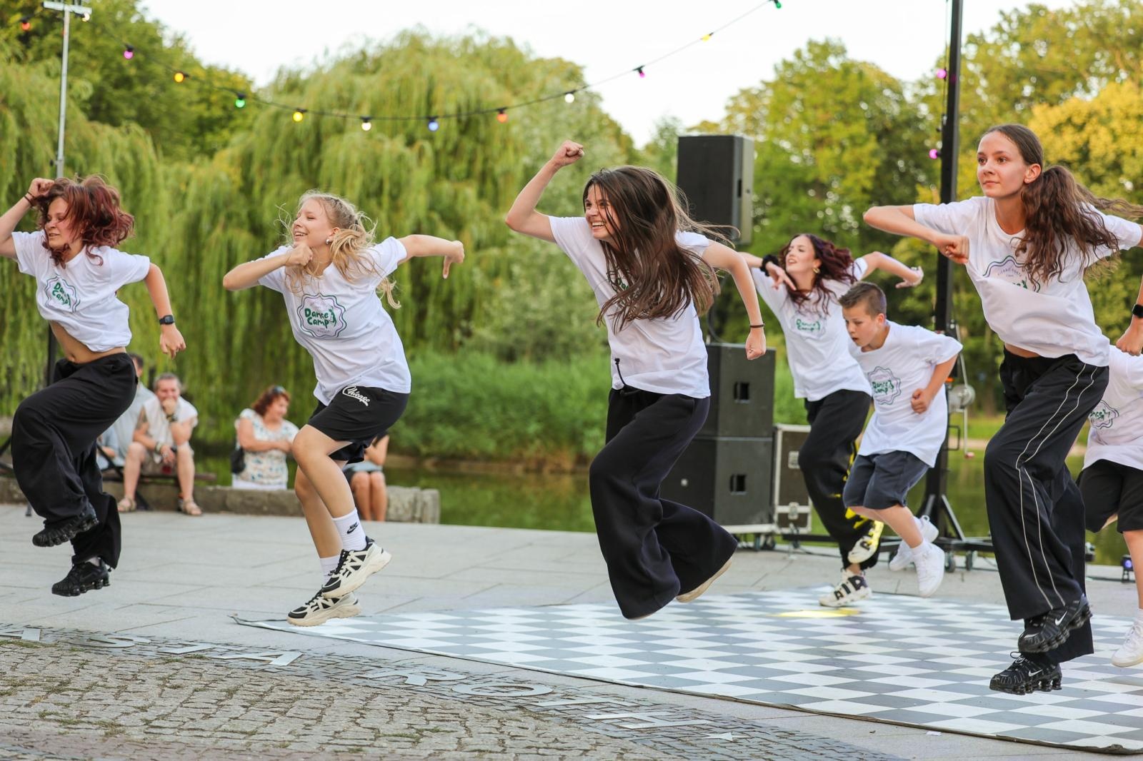 Zdjęcie w galerii na portalu naszraciborz.pl: Potańcówka w Parku Roth na BIS! Raciborskie Centrum Kultury podsumowało polsko-czeski projekt INTERREG wiadomości z regionu