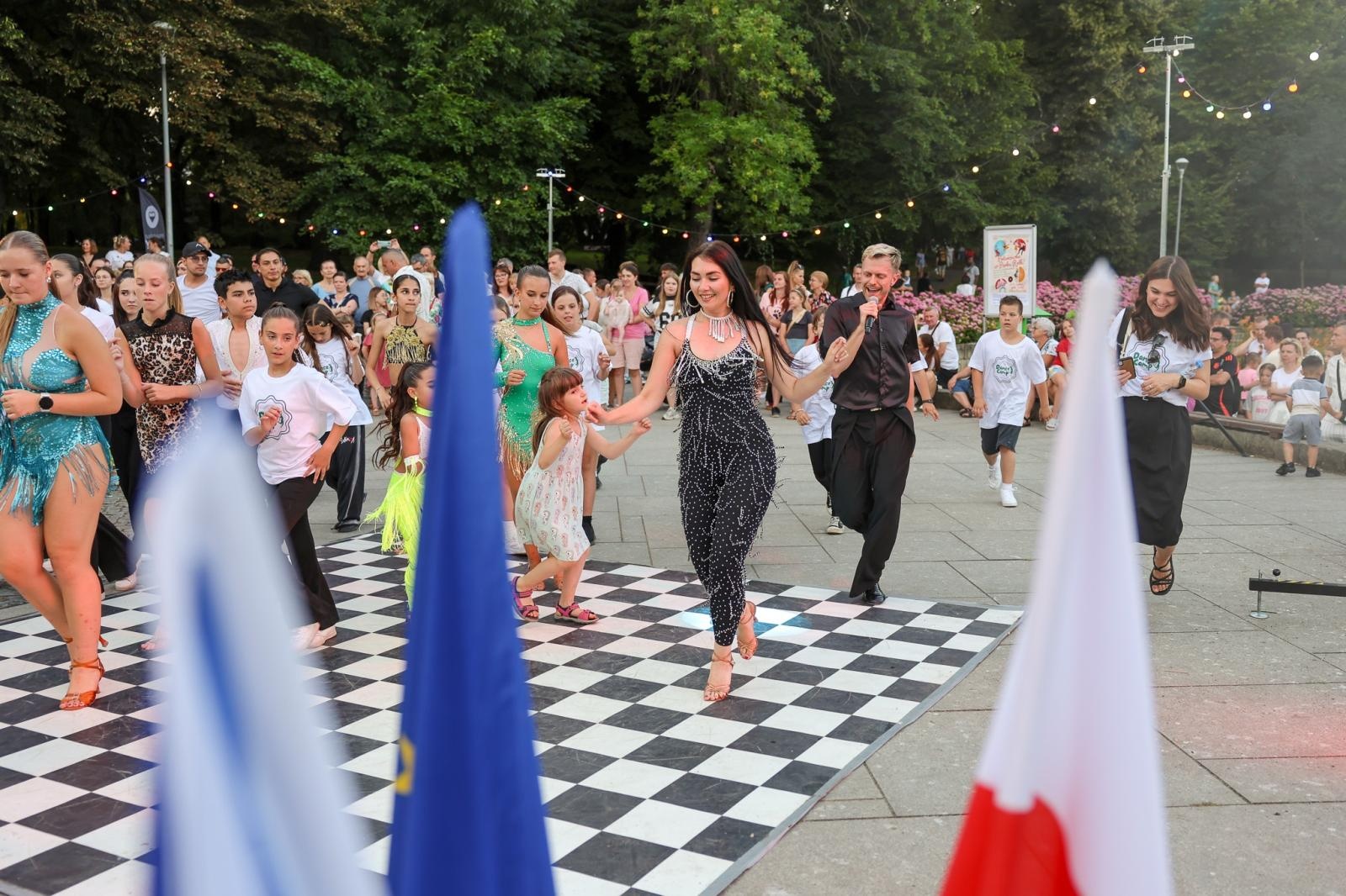 Zdjęcie w galerii na portalu naszraciborz.pl: Potańcówka w Parku Roth na BIS! Raciborskie Centrum Kultury podsumowało polsko-czeski projekt INTERREG wiadomości z regionu