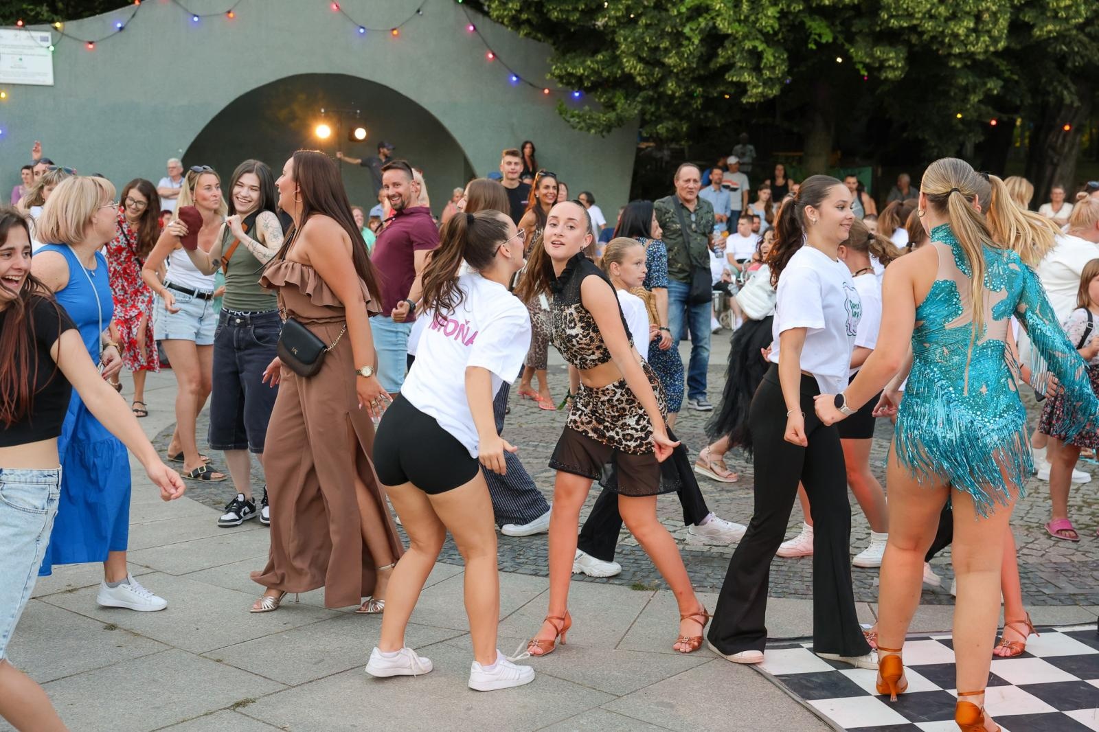 Zdjęcie w galerii na portalu naszraciborz.pl: Potańcówka w Parku Roth na BIS! Raciborskie Centrum Kultury podsumowało polsko-czeski projekt INTERREG wiadomości z regionu