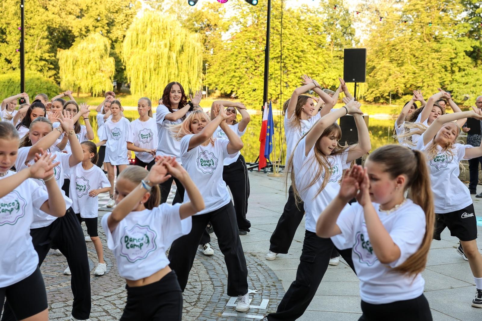 Zdjęcie w galerii na portalu naszraciborz.pl: Potańcówka w Parku Roth na BIS! Raciborskie Centrum Kultury podsumowało polsko-czeski projekt INTERREG wiadomości z regionu