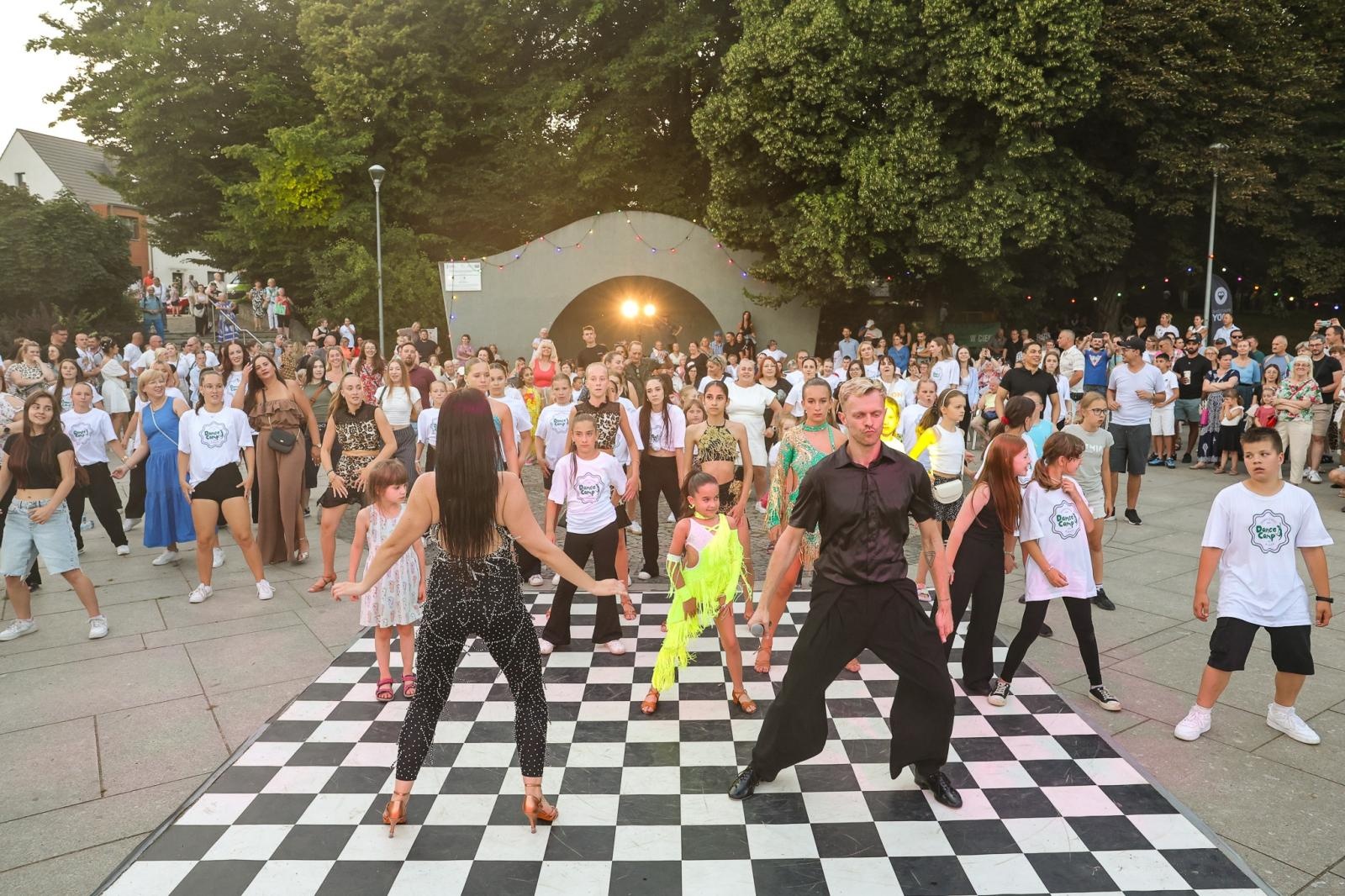 Zdjęcie w galerii na portalu naszraciborz.pl: Potańcówka w Parku Roth na BIS! Raciborskie Centrum Kultury podsumowało polsko-czeski projekt INTERREG wiadomości z regionu