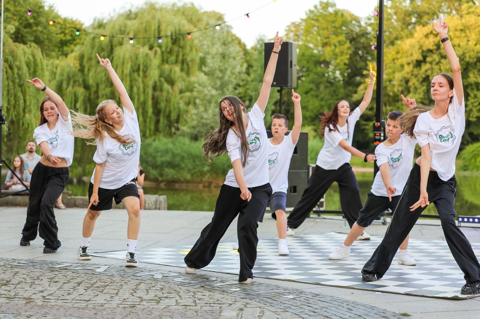Zdjęcie w galerii na portalu naszraciborz.pl: Potańcówka w Parku Roth na BIS! Raciborskie Centrum Kultury podsumowało polsko-czeski projekt INTERREG wiadomości z regionu