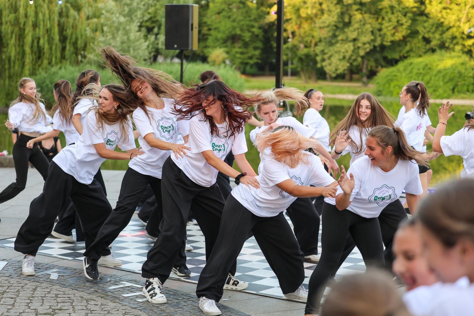 Zdjęcie w galerii na portalu naszraciborz.pl: Potańcówka w Parku Roth na BIS! Raciborskie Centrum Kultury podsumowało polsko-czeski projekt INTERREG wiadomości z regionu