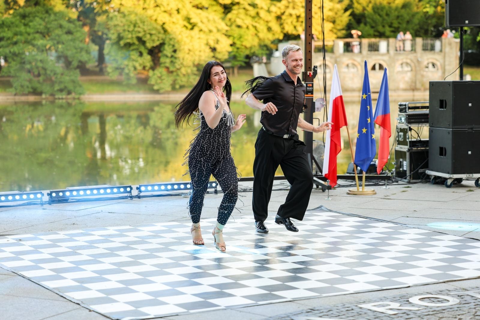 Zdjęcie w galerii na portalu naszraciborz.pl: Potańcówka w Parku Roth na BIS! Raciborskie Centrum Kultury podsumowało polsko-czeski projekt INTERREG wiadomości z regionu