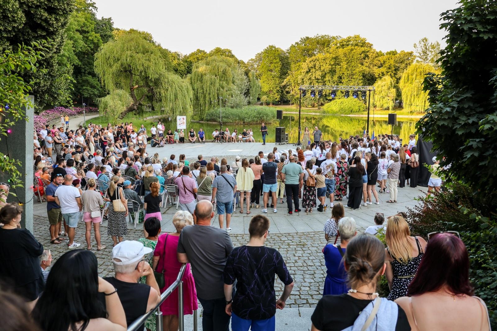 Zdjęcie w galerii na portalu naszraciborz.pl: Potańcówka w Parku Roth na BIS! Raciborskie Centrum Kultury podsumowało polsko-czeski projekt INTERREG wiadomości z regionu