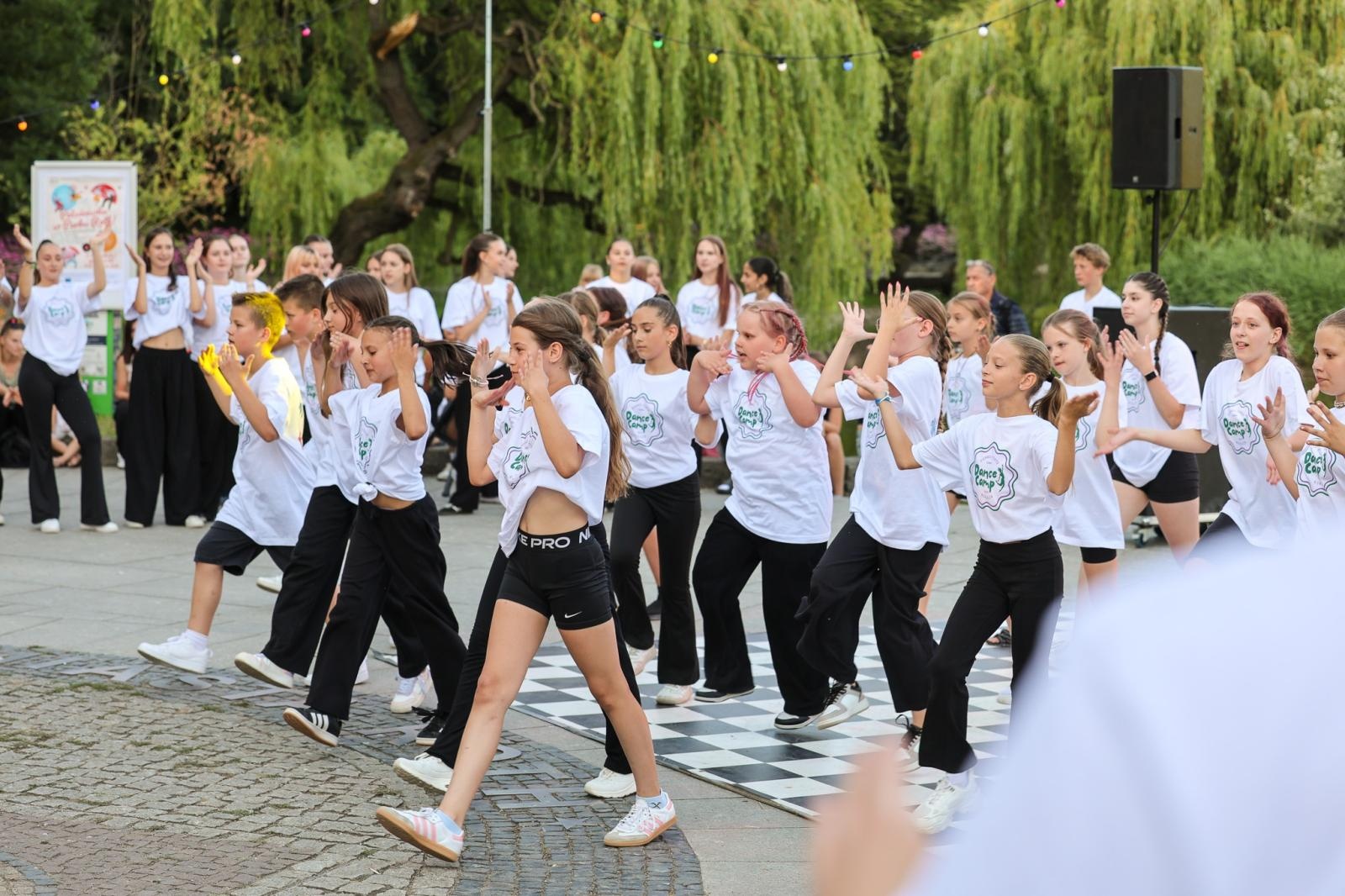 Zdjęcie w galerii na portalu naszraciborz.pl: Potańcówka w Parku Roth na BIS! Raciborskie Centrum Kultury podsumowało polsko-czeski projekt INTERREG wiadomości z regionu