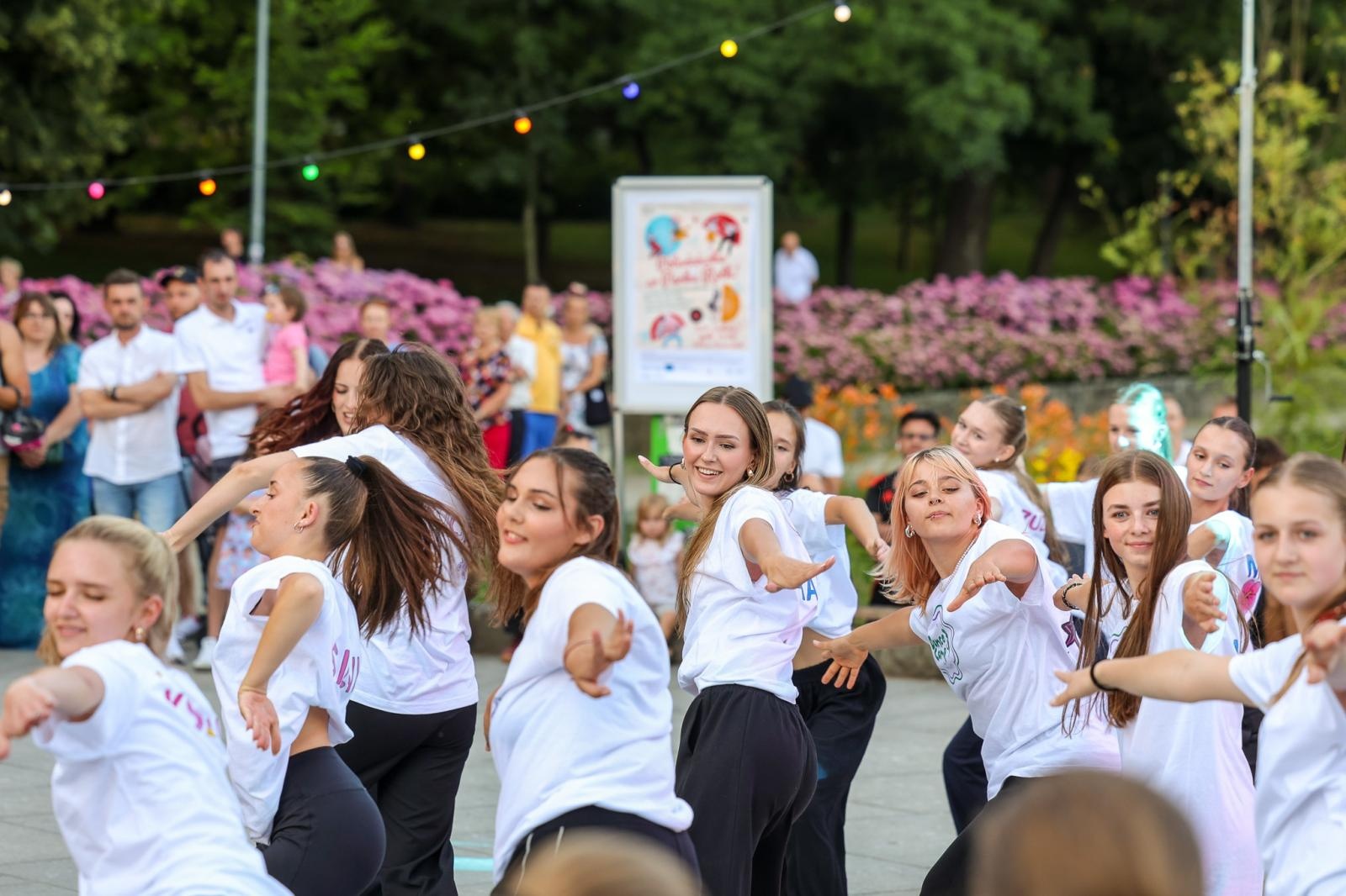 Zdjęcie w galerii na portalu naszraciborz.pl: Potańcówka w Parku Roth na BIS! Raciborskie Centrum Kultury podsumowało polsko-czeski projekt INTERREG wiadomości z regionu
