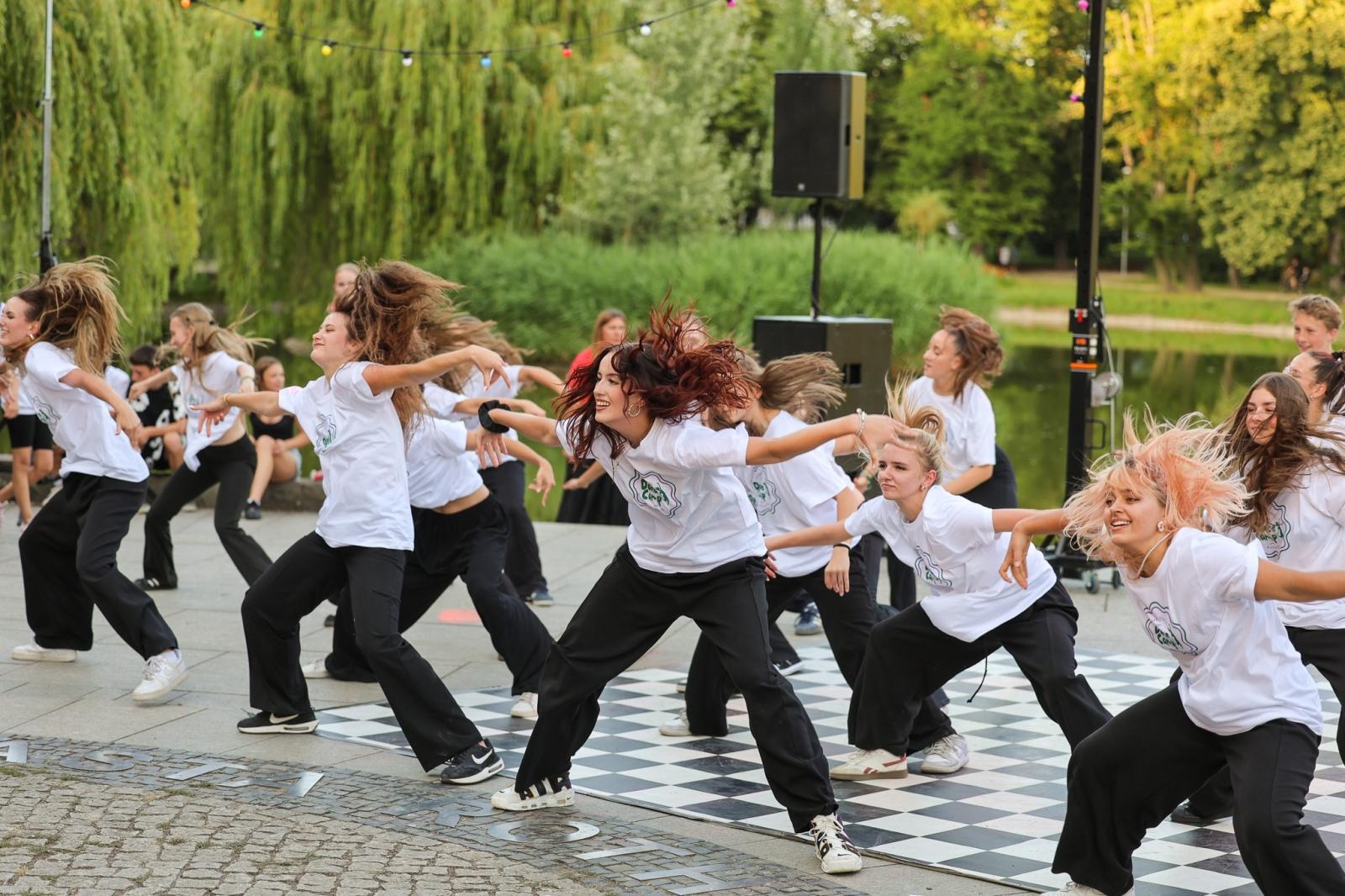 Zdjęcie w galerii na portalu naszraciborz.pl: Potańcówka w Parku Roth na BIS! Raciborskie Centrum Kultury podsumowało polsko-czeski projekt INTERREG wiadomości z regionu