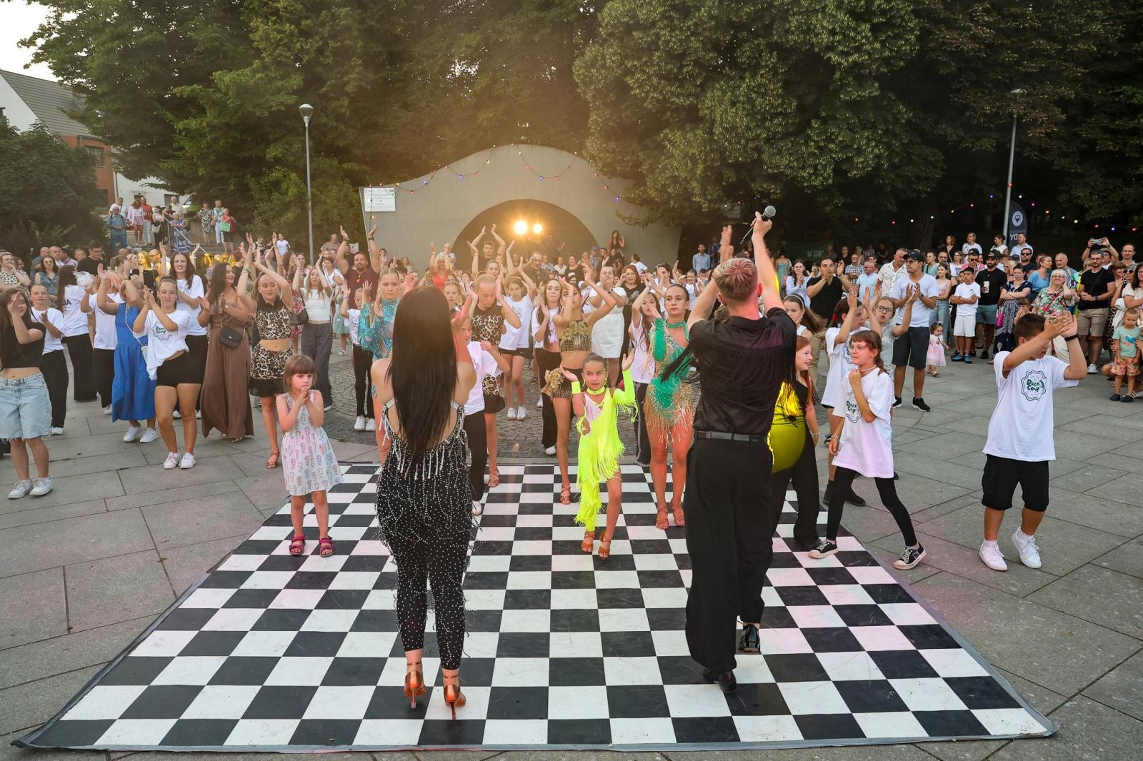 Zdjęcie w galerii na portalu naszraciborz.pl: Potańcówka w Parku Roth na BIS! Raciborskie Centrum Kultury podsumowało polsko-czeski projekt INTERREG wiadomości z regionu