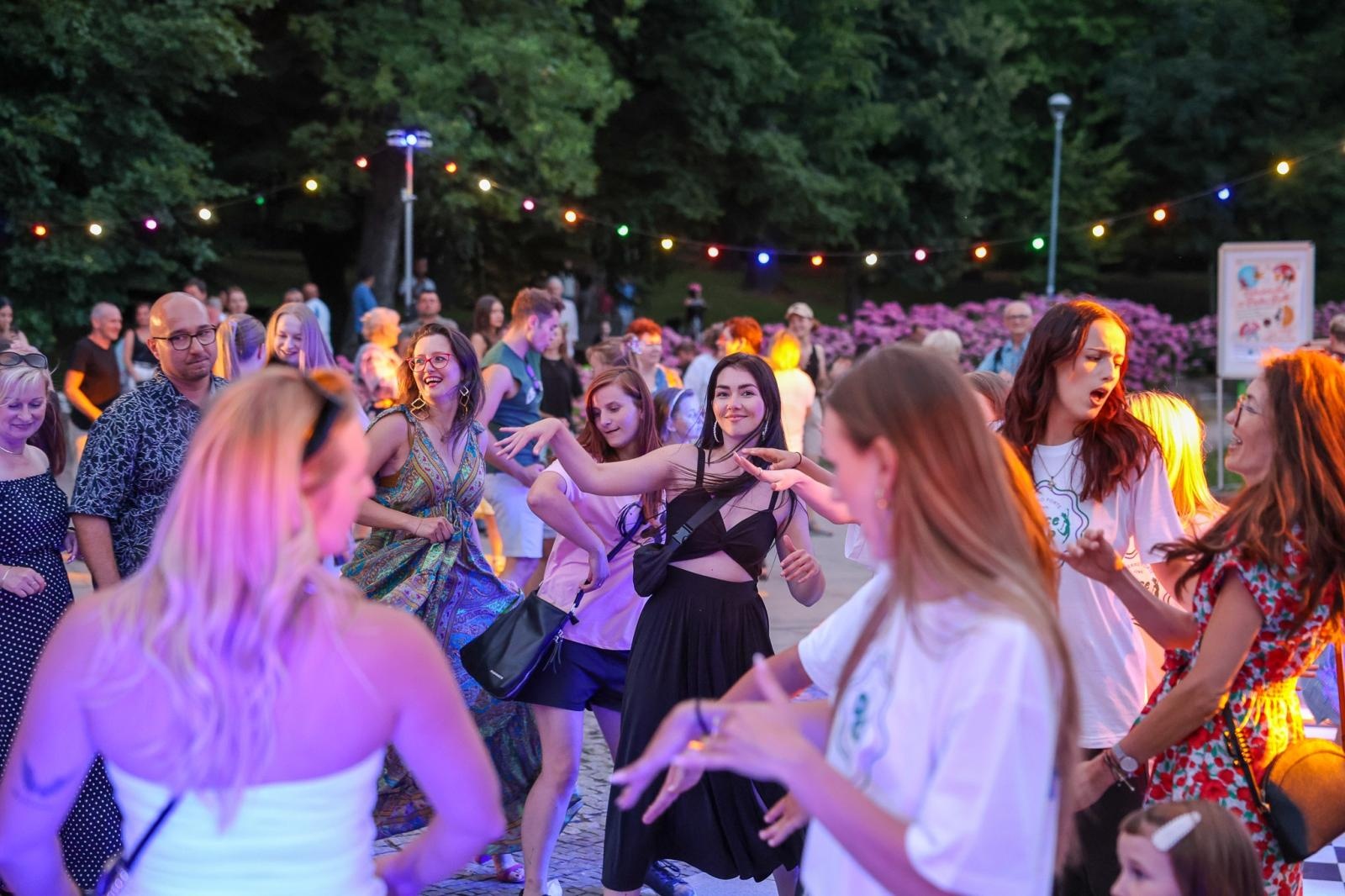 Zdjęcie w galerii na portalu naszraciborz.pl: Potańcówka w Parku Roth na BIS! Raciborskie Centrum Kultury podsumowało polsko-czeski projekt INTERREG wiadomości z regionu