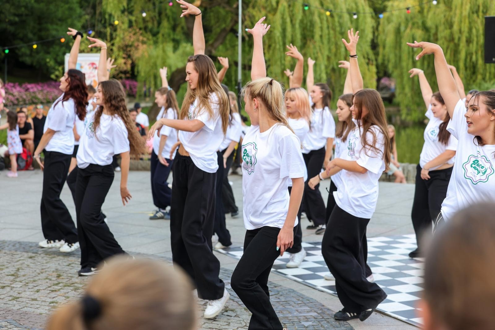 Zdjęcie w galerii na portalu naszraciborz.pl: Potańcówka w Parku Roth na BIS! Raciborskie Centrum Kultury podsumowało polsko-czeski projekt INTERREG wiadomości z regionu