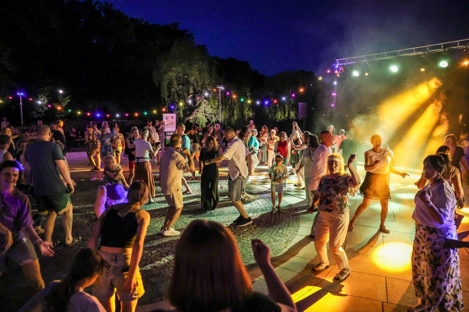 Zdjęcie w galerii na portalu naszraciborz.pl: Potańcówka w Parku Roth na BIS! Raciborskie Centrum Kultury podsumowało polsko-czeski projekt INTERREG wiadomości z regionu