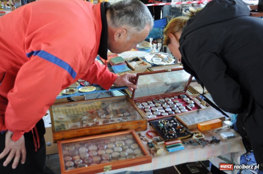 Zdjęcie w galerii na portalu naszraciborz.pl: Tłumy na jarmarku w Chałupkach wiadomości z regionu