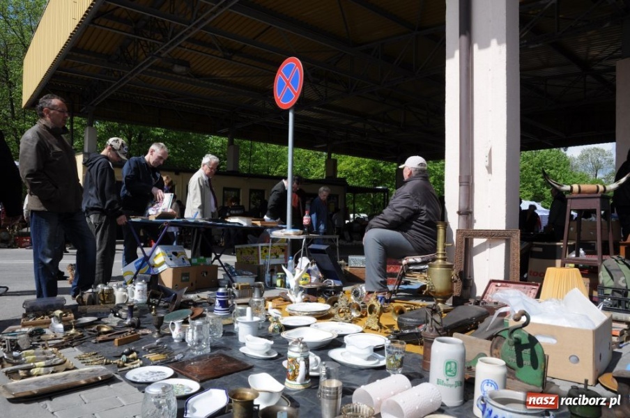 Zdjęcie w galerii na portalu naszraciborz.pl: Tłumy na jarmarku w Chałupkach wiadomości z regionu