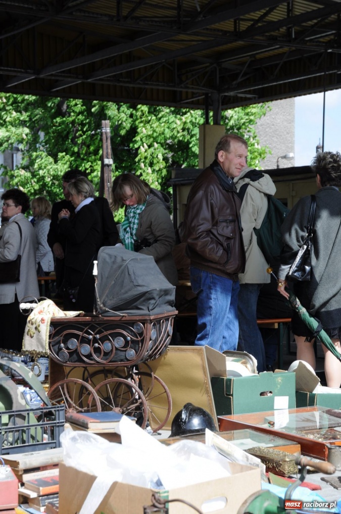 Zdjęcie w galerii na portalu naszraciborz.pl: Tłumy na jarmarku w Chałupkach wiadomości z regionu