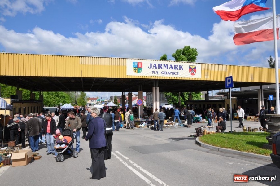 Zdjęcie w galerii na portalu naszraciborz.pl: Tłumy na jarmarku w Chałupkach wiadomości z regionu