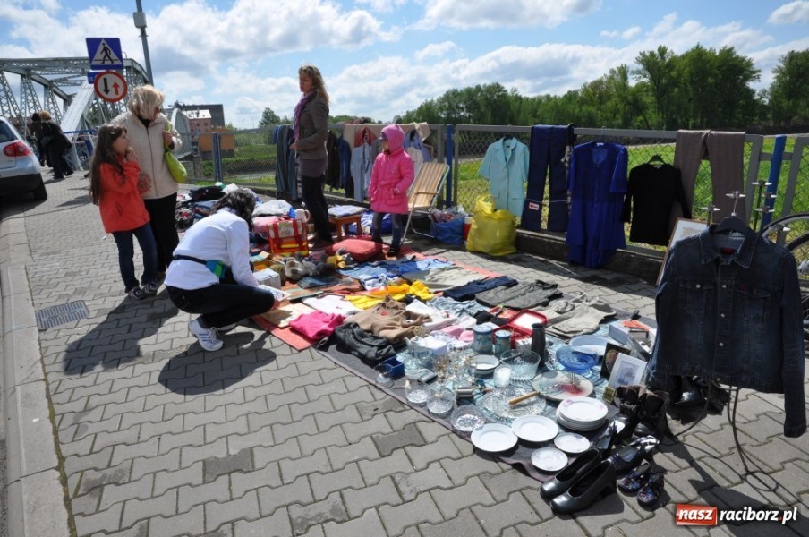 Zdjęcie w galerii na portalu naszraciborz.pl: Tłumy na jarmarku w Chałupkach wiadomości z regionu