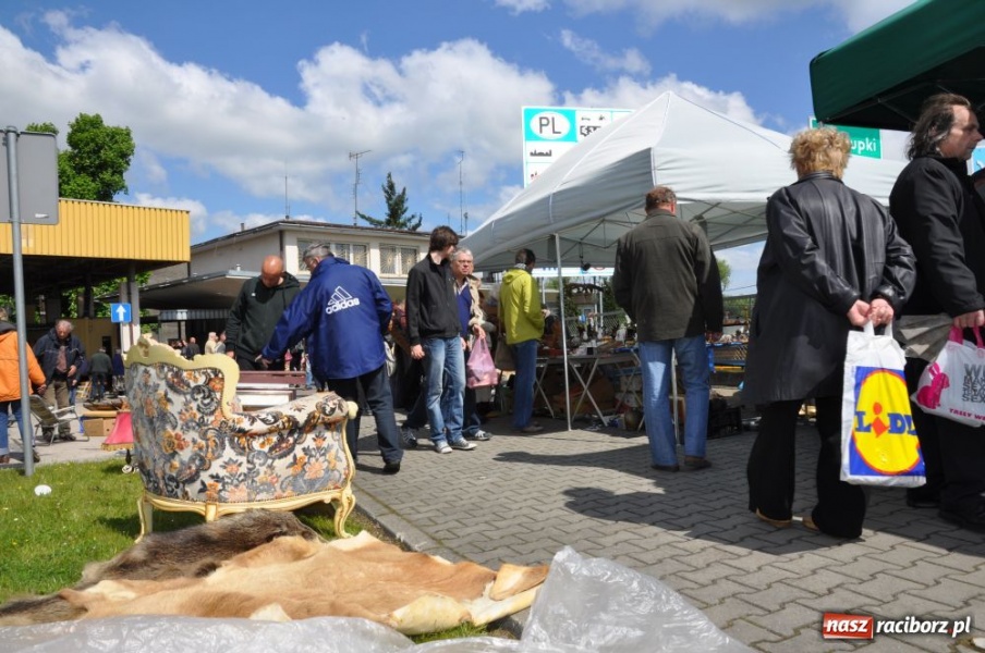 Zdjęcie w galerii na portalu naszraciborz.pl: Tłumy na jarmarku w Chałupkach wiadomości z regionu