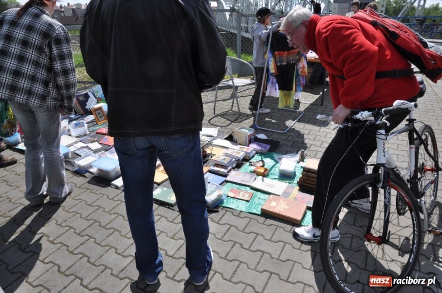 Zdjęcie w galerii na portalu naszraciborz.pl: Tłumy na jarmarku w Chałupkach wiadomości z regionu