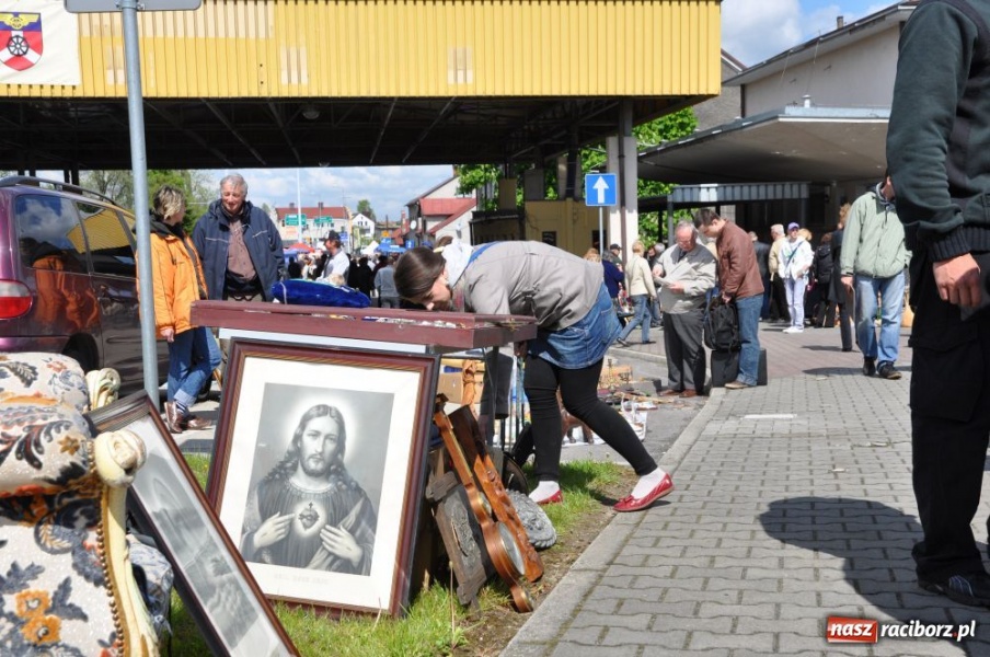 Zdjęcie w galerii na portalu naszraciborz.pl: Tłumy na jarmarku w Chałupkach wiadomości z regionu